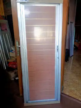 Pintu kamar mandi