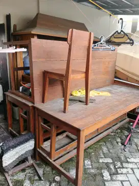 Gerobak bakso dan kursi dan meja