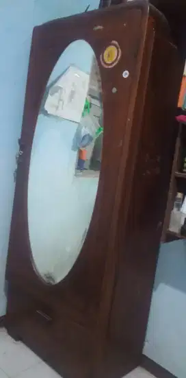 Lemari jati kuno