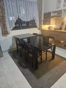 Meja makan dengan 6 kursi