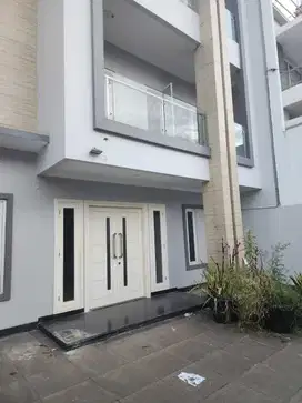 Di Jual Rumah Mewah Minimalis Rooftop Di Taman Surya 5,Jakarta Barat.