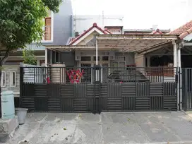 Rumah sudah direnovasi, 1,5 Lantai, Selatan, di Cluster Banjar Wijaya