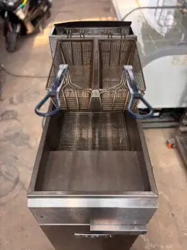Deepfryer gas 
Merk Imperial 
Kapasitas 20-30 liter
Fungsi normal