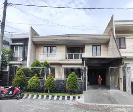 RUMAH MEWAH DI DHARMAHUSADA MAS, DI JALAN UTAMA SURABAYA