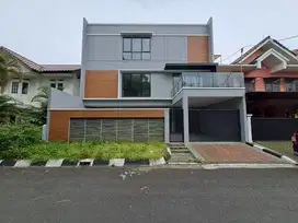 Rumah Baru, Minimalis Modern,3 Lantai, barat daya, diPerum Modernland