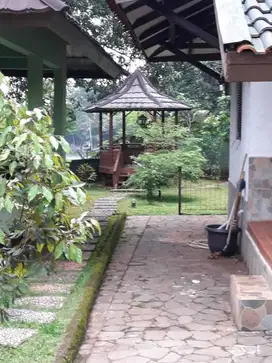 Rumah view danau di Komplek Witana Harja Pamulang Tangsel- Taman Luas