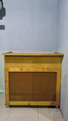 Meja bar kopi cafe dan etalase makanan