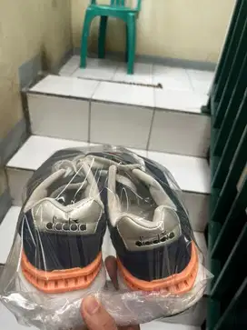 Jual bu sepatu casual diadora granada