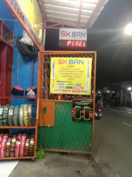 Montir bengkel ban