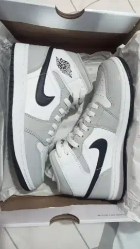 sepatu Air Jordan 1 Mid light grey