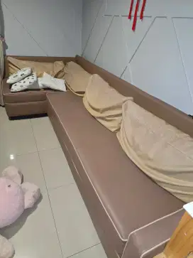 Sofa kulit L eks apartemen