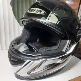 Helm Zeus 811 fullface ukuran M mulus like new