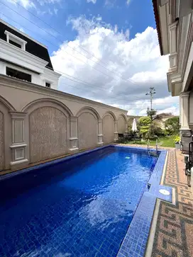 Rumah Mewah Desain Klasik di Tengah Kota