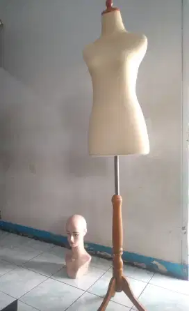 Manakin Patung Stand Kayu dan Patung Wajah Hias