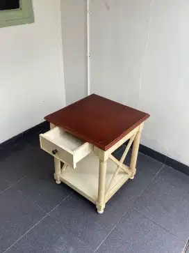 MEJA NAKAS SAMPING TEMPAT TIDUR