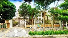Dijual Rumah Mewah Full Furnished di Raya Dharmahusada Indah, Surabaya