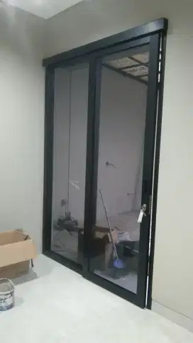 Pintu sliding aluminium hitam
