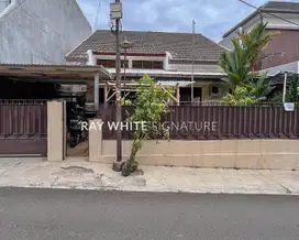 Rumah Lama Terawat di Jl Benda II Kebayoran Baru
