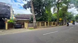 Rumah Lama Depan Taman Area Prime di Taman Pakubuwono