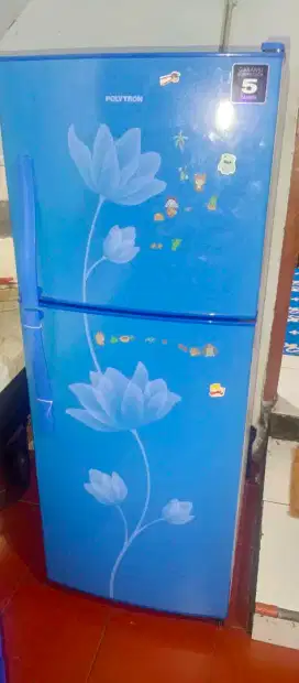 Unit kulkas type 2pintu no frost merk Polytron dingin bagus