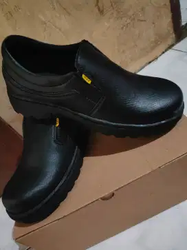 Sepatu safety model slop bagian sol sudah dijahit keliling