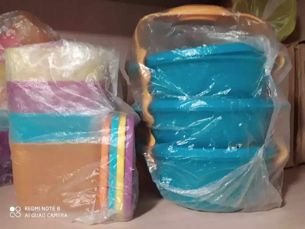Kotak makan dan rantang merek Tupperware