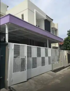 Rumah Dua Lantai Nyaman dan Asri
