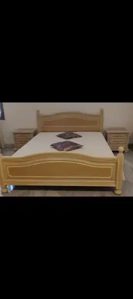 1 tempat tidur matras n 2 table bed lamp