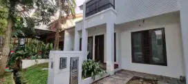 Rumah depan taman di cluster Mahagoni Graha Raya, Tangerang Selatan