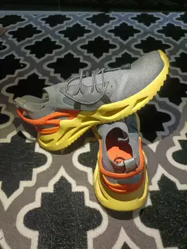 Sepatu ortuseight