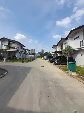 Rumah Up town waterfront 3 kamar siap huni lippo cikarang