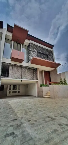 RUMAH TROPICAL MODERN 2.5 LANTAI DEKAT HADIPRANA ART CENTRE