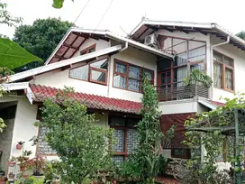 jual rumah Luas di jln Dago, bandung, Lokasi bagus.