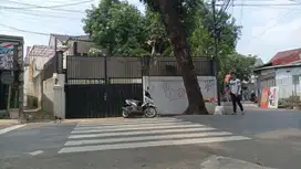 Rumah Hoek 2 lt Ada Pool di Jagakarsa, Hanya 15 Menit ke Tol Brigif