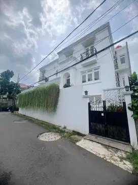 Rumah Mewah Luas 200 m2 Ampera Jakarta Selatan