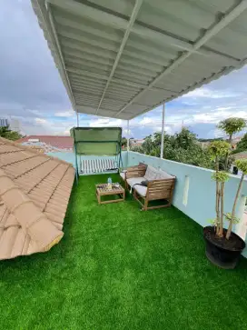 Rumput sintetis hias balkon