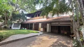 rumah megah dekàt jalur lrt Bisa wisma Atau rmh  kantor