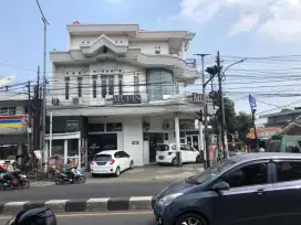 Disewakan rumah strategis 3 lantai