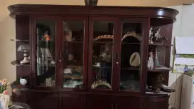 Lemari pajangan antik