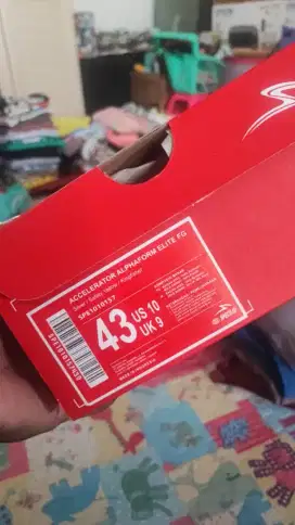 Sepatu sepak bola specs