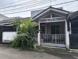Rumah Siap Huni Lokasi Dekat Pusat Perbelanjaan di Taman Kopo Indah 2