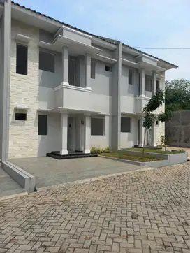 Dijual Rumah Baru Dekat Jalan Raya di Cilangkap Tapos Depok