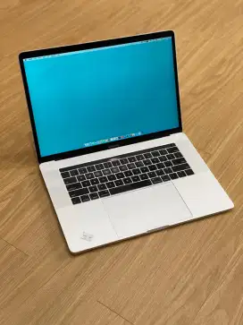 MacBook Pro 15 inch 2018 Core i7 , Dual VGA Ram 16/512 GB Second