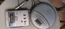 DUA (2) ITEM YANG TERDIRI DARI CD PLAYER AIWA XP-ER800R + WALKMAN AIWA
