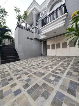 DIJUAL / DISEWA RUMAH SIAP HUNI BELAKANG GRAND LUCKY  RADIO DALAM  JL.