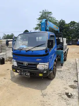 Truk Crane 3 ton Dyna 4000cc 2004