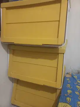 Lemari cabinet kuning