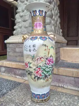 Guci bekas pajangan