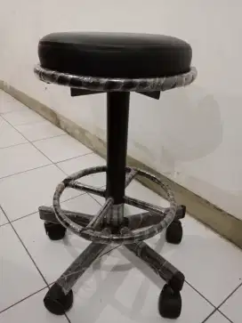 Kursi Bulat Roda Warna Hitam