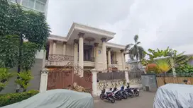 Rumah Mewah klasik ditengah Kebayoran Baru 750m dari Jl Pangeran Antas